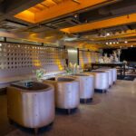 Poltrona PAT Veludo Andorra Cinza com Encosto Cobre