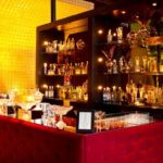 Balcão Butonê Couro Marrom com Tampo Acrílico