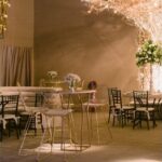 Bistrô Alto Base Ampulheta Dourada com Tampo Mármore Bege