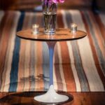 Mesa Saarinen Lateral Branca com Tampo Madeira