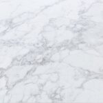 Mesa Centro Tampo Laca com Mármore Mesclado Branco e Base Aresta Mini