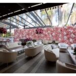 Mesa Centro Tampo Laca com Mármore Mesclado Branco e Base Aresta Mini