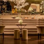 Mesa Flecha com Tampo Laca Dourada