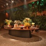 Mesa Design Oval com Base Preta e Tampo em Madeira de Demolição