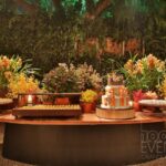 Mesa Design Oval com Base Preta e Tampo em Madeira de Demolição