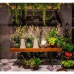 Tampo Retangular Madeira Natural com Base Cavalete Ferro Dourado Envelhecido