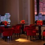 Poltrona Mignon Veludo Especial Bordo