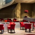 Poltrona Mignon Veludo Especial Bordo