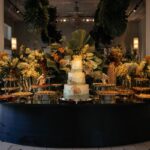 Mesa Design Oval com Base Preta e Tampo Espelho