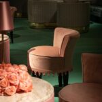 Poltrona Mignon Veludo Inca Salmão com Pingente