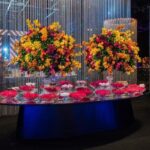 Mesa Design Oval com Base Preta e Tampo Espelho