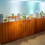 Balcão Madeira Ripada com Tampo Acrílico