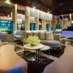 Mesa Dubai Centro Prata com Tampo Mármore Branco - Pequena