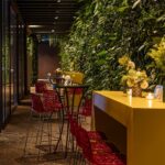 Bistrô Alto Base Bambu Ferro Cinza com Tampo Espelho Friso Dourado