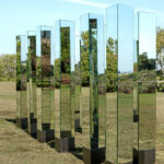 Coluna Triangular de Espelho com Base Ferro Grafite - 2,77h
