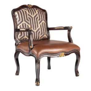 Poltrona Estilo Madeira Natural com Encosto Estampado e Assento Couro Marrom